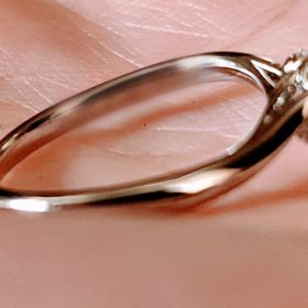 【銀座ダイヤモンドシライシの口コミ】 ・ダイヤの台座を横から見たときのデザインがキレイ
・結婚指輪との重ね付…