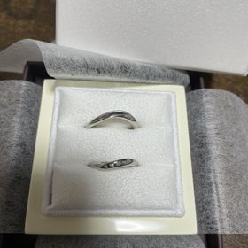 【LUCIE(ルシエ)の口コミ】 　お互いが気に入ったデザインでした。
　また、自分は指輪の形がウェーブ…