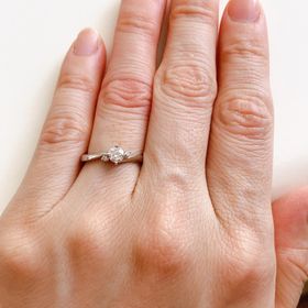 【アイプリモ(I-PRIMO)の口コミ】 指輪のデザインが上品で、メインの両隣に一粒ずつダイヤがあしらわれてい…