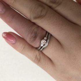 【エクセルコダイヤモンド(EXELCO DIAMOND)の口コミ】  指が太いので少しでも綺麗に見えるリングが欲しかったので、色々調べて最…