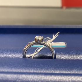 【銀座ダイヤモンドシライシの口コミ】 指が短く子どものような手をしているため、少しでも指が長く見えるように…