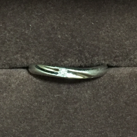 【TIARA(ティアラ)の口コミ】 周りの人が付けてるようなオーソドックスな物ではないけれどシンプルな指…