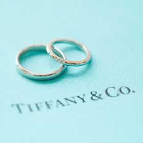 【ティファニー(Tiffany & Co.)の口コミ】 ストレートタイプで真ん中に小さなダイヤが3つあるデザインがシンプルで華…
