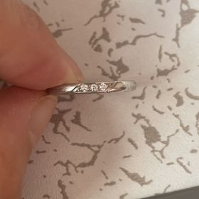 【TOMOE(トモエ)の口コミ】 女性のリングにはダイヤがついているデザイン。
連なっているので、動きに…