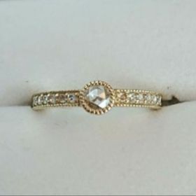 【AHKAH(アーカー)の口コミ】 婚約指輪はプラチナが当たり前だと思っていましたが、ゴールドのリングに…