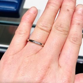 【銀座ダイヤモンドシライシの口コミ】 シンプルなストレートで悪目立ちすることもないデザインです。年齢問わず…