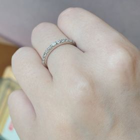 【ジュエリーツツミ(JEWELRY TSUTSUMI)の口コミ】 定番のハーフエタニティーリングですが、指が綺麗に見える華奢なデザイン…