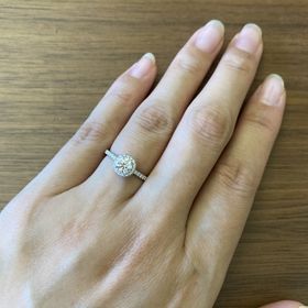 【ハリー・ウィンストン(Harry Winston)の口コミ】 前から婚約指輪はハリーウィンストンが欲しくて、一粒のものはいかにもで…