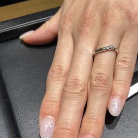 【ラザール ダイヤモンド(LAZARE DIAMOND)の口コミ】 ゆるやかなウェーブラインに小さなダイヤが3石、斜めについてます。
オー…