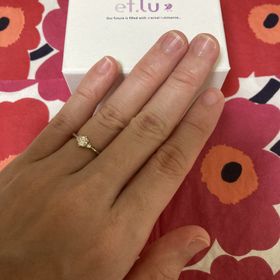 【et.lu(エトル)の口コミ】 両サイドにちっちゃなダイヤがあって、中央の大きいダイヤが一番引き立つ…