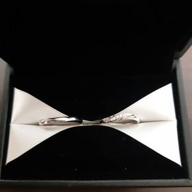 【エクセルコダイヤモンド(EXELCO DIAMOND)の口コミ】 お互いの手の特徴が似ていたので、こちらの形状にしました。
デザインにつ…