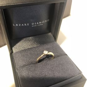 【ラザール ダイヤモンド(LAZARE DIAMOND)の口コミ】 ねじれたデザインが大人っぽくもあり、真ん中のダイヤモンドの両側に6個ず…
