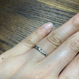 【CRAFY(クラフィ)の口コミ】 まずデザインは店頭で様々な種類の指輪を試着したが、お互い好きなものを…
