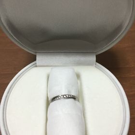 【L'or(ロル)の口コミ】 とてもシンプルな指輪でダイヤモンドが可愛く斜めに並んでいるデザインが…