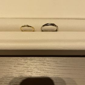 【アッシュペーフランス(H.P.FRANCE)の口コミ】 枝のデザインに惹かれました。
新婦の指輪は、ダイヤが散りばめられている…