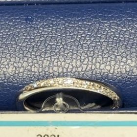 【銀座ダイヤモンドシライシの口コミ】 とにかくたくさんの種類があり、要望に合わせて店員さんが奥から持ってき…