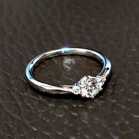 【GALA JEWELRY(ガラジュエリー)の口コミ】 ・普段も身に着けられるシンプルなデザイン（石が飛び出ていない）
・結婚…