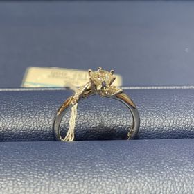 【銀座ダイヤモンドシライシの口コミ】 彼女の指に合ったリングだと感じたため。他の商品とも散々悩みましたが、…