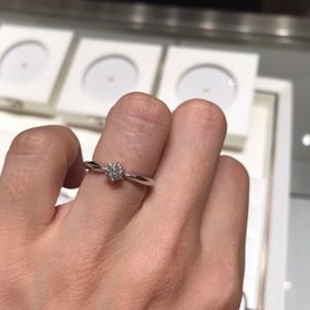 【ROYAL ASSCHER(ロイヤル・アッシャー)の口コミ】 私は２枚目の婚約指輪を購入しました。伝統があるブランドであること、外…