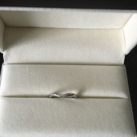 【JEWELRY  KAMATA(ジュエリーかまた)の口コミ】 別なブランドの婚約指輪が華奢でシンプルなデザインだったので、重ねて着…