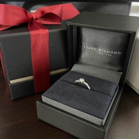 【ラザール ダイヤモンド(LAZARE DIAMOND)の口コミ】 真ん中のダイヤが際立つように、隣のメレダイヤが小さくなっていて華奢で…