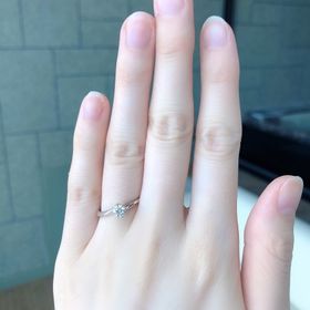 【銀座ダイヤモンドシライシの口コミ】 指輪のデザインがオシャレで可愛かったです。
ダイヤモンドの輝きもとても…
