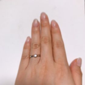 【彩乃瑞(IRONOHA)の口コミ】 ・指輪のデザイン
結婚指輪と一緒につけたいと思っていたので、シンプルで…