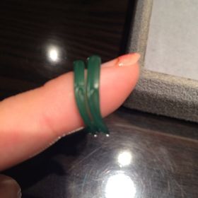 【ケイウノ ブライダル(K.UNO BRIDAL)の口コミ】 オーダーでデザインしてもらいました。
ティファニーで買った婚約指輪と重…