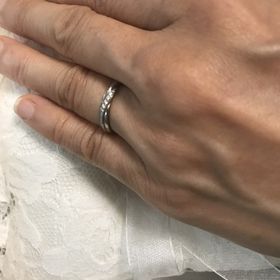 【エクセルコダイヤモンド(EXELCO DIAMOND)の口コミ】 他店に比べて指輪のデザインが個性的で輝きも綺麗だったので決めました。
…