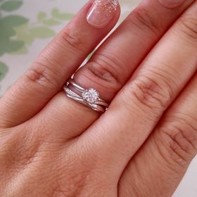 【銀座ダイヤモンドシライシの口コミ】 婚約指輪は、ダイヤモンドがついたシンプルなタイプを検討していました。B…