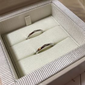 【AMOUR AMULET(アムール・アミュレット)の口コミ】 指輪にカッティングが入っており、動くたびにキラキラと光るところが気に…