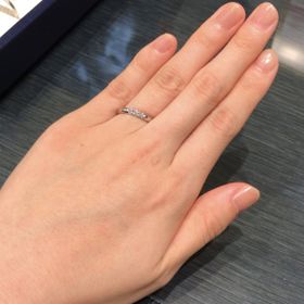 【MIKIMOTO(ミキモト)の口コミ】 シンプルなストレートタイプに3石のダイヤモンドがついた指輪です。ほんっ…
