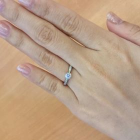 【ラザール ダイヤモンド(LAZARE DIAMOND)の口コミ】 途切れなくダイヤモンドの輝きが続く華やかな存在感のあるリングで一目惚…
