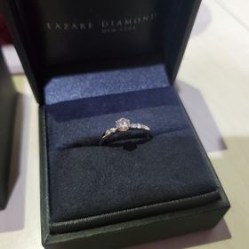 【ラザール ダイヤモンド(LAZARE DIAMOND)の口コミ】 指輪のデザインはダイヤモンドが映えるようシンプルな物にした。ラザール…