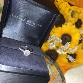 【ラザール ダイヤモンド(LAZARE DIAMOND)の口コミ】 一石の婚約指輪よりも取り巻きがあり
全体的に華やかでキラキラのデザイン…