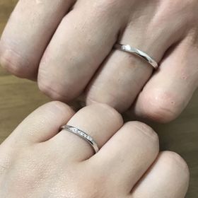 【4℃ BRIDAL(ヨンドシーブライダル)の口コミ】 デザインと素材です。
指が太いのがコンプレックスなので、ウェーブデザイ…