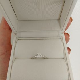 【BIJOUPIKO(ビジュピコ)の口コミ】 婚約指輪はシンプルなものにしたいと思っていたので、まっすぐなものにダ…