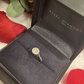 【ラザール ダイヤモンド(LAZARE DIAMOND)の口コミ】 取り巻きデザインで真ん中のダイヤが引き立ち、とてもインパクトがあって…