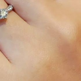 【TASAKI(タサキ)の口コミ】 中心に向かってリングの太さが細くなるので指がすっきりして見えるデザイ…