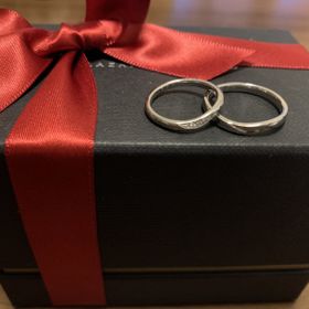【ラザール ダイヤモンド(LAZARE DIAMOND)の口コミ】 ウェーブ型でつけ心地が良いと思いまいました。
女性の指輪はシンプルしす…