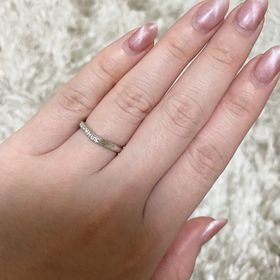 【ラザール ダイヤモンド(LAZARE DIAMOND)の口コミ】 指がぽっちゃりとしているのでv字の動きのあるデザインで少しでも細く見え…