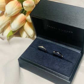【ラザール ダイヤモンド(LAZARE DIAMOND)の口コミ】 ダイヤが斜めに入っているデザインが気になっており、
5石のものと10石の…