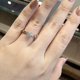 【エクセルコダイヤモンド(EXELCO DIAMOND)の口コミ】 ネットでみて一目惚れしたリボンの曲線が美しいデザインです。複数のブラ…