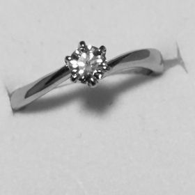 【4℃ BRIDAL(ヨンドシーブライダル)の口コミ】 彼がサプライズで用意してくれたので、指輪の名前などはわかりませんが、…