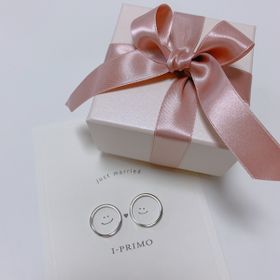 【アイプリモ(I-PRIMO)の口コミ】 指輪のデザインがシンプルで女性の方はダイヤも真ん中一点ではなく左右に…