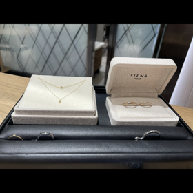 【SIENAROSE(シエナロゼ)の口コミ】 ロゼチナというどのお店にもない珍しいデザインに惹かれました。
優しいイ…