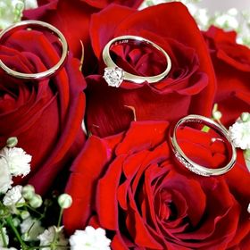 【銀座ダイヤモンドシライシの口コミ】 色々なデザインを試し、2人とも細めの指輪がしっくりきた。たまたまイベン…