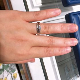 【銀座ダイヤモンドシライシの口コミ】 指先が上品に見え、少しカーブがかかっていてオシャレだったため。普段指…