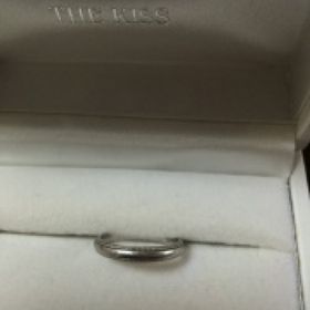 【THE KISS(ザ・キッス)の口コミ】 つけたまま生活するので、シンプルなものを探していました。この指輪はmem…