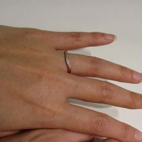 【4℃ BRIDAL(ヨンドシーブライダル)の口コミ】 単品で着けた際の印象とエンゲージリングとの重ね付けをした際の印象との…